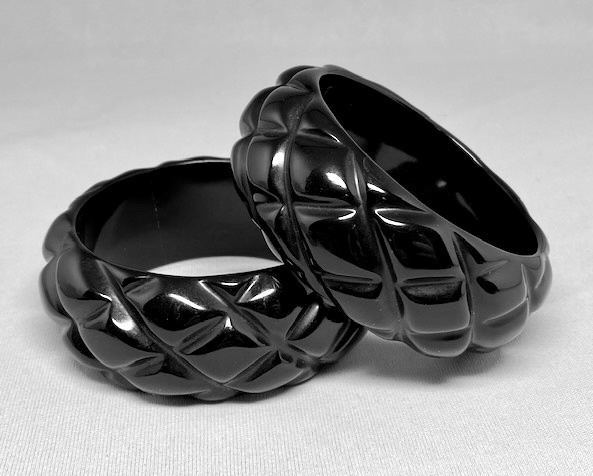 LG62  black quilted bangle
